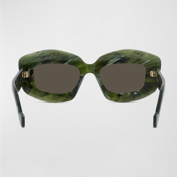 Loewe
Emerald Green Acetate Rectangle
Sunglasses With Golden Accents
0323 - Picture 1 of 6